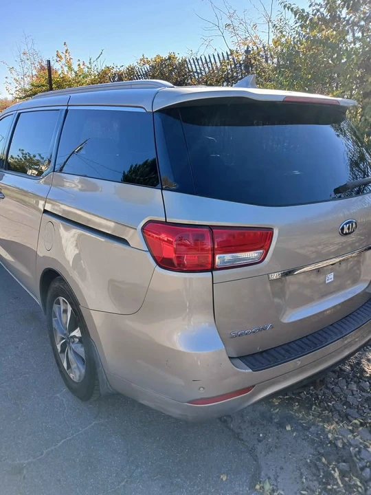 2015 Kia Carnival - Image 2 of 14