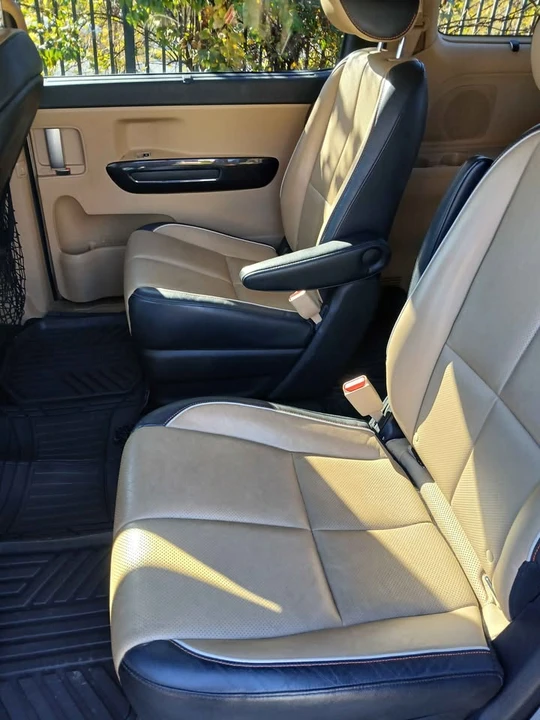 2015 Kia Carnival - Image 10 of 14