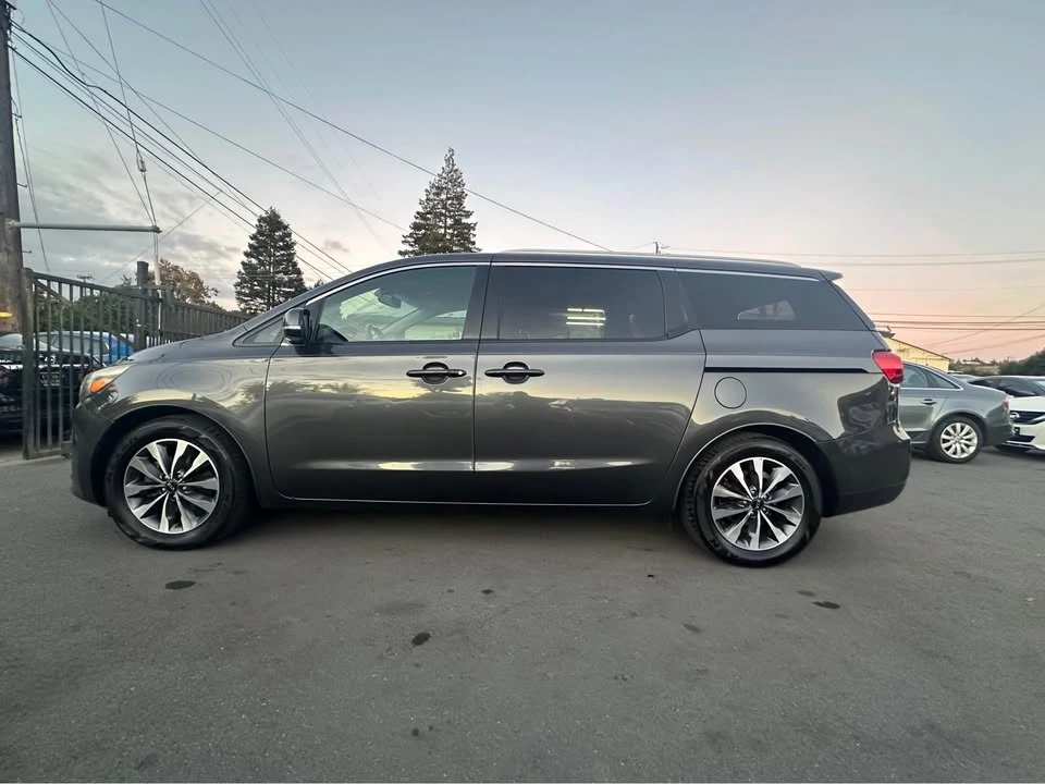 2015 Kia Carnival - Image 8 of 13