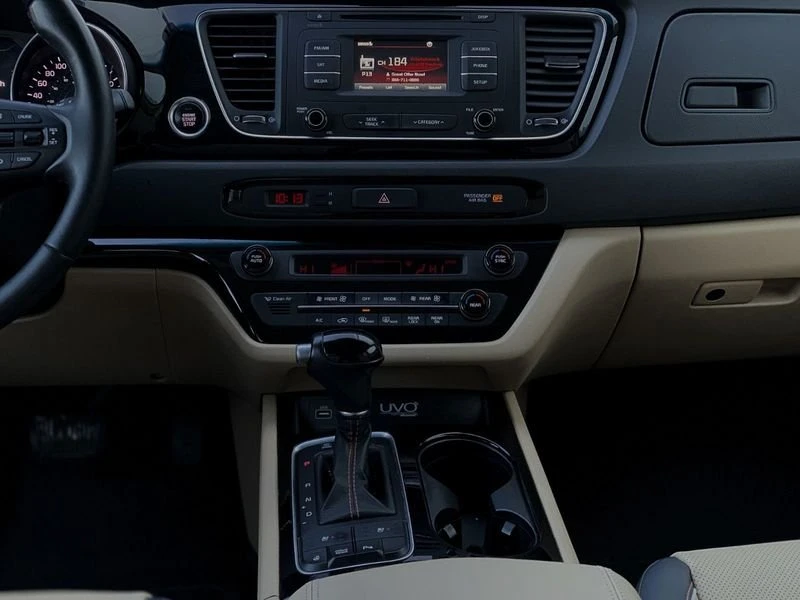 2015 Kia Carnival - Image 10 of 17