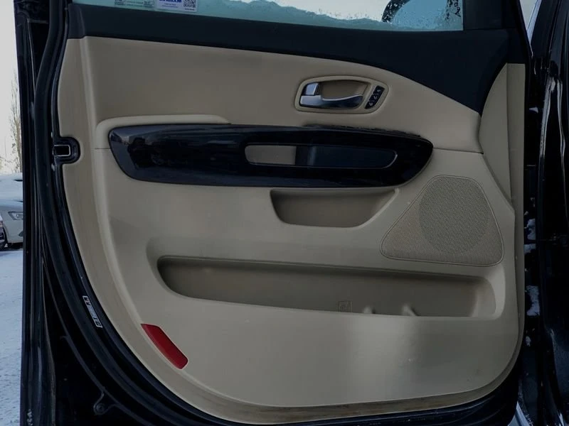 2015 Kia Carnival - Image 16 of 17