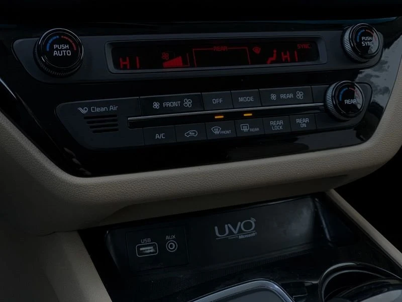 2015 Kia Carnival - Image 11 of 17
