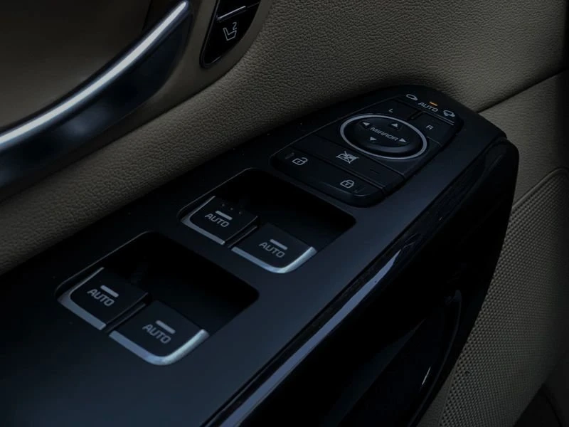 2015 Kia Carnival - Image 15 of 17