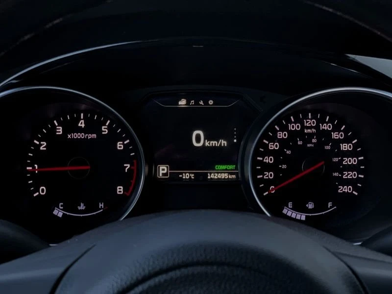 2015 Kia Carnival - Image 14 of 17