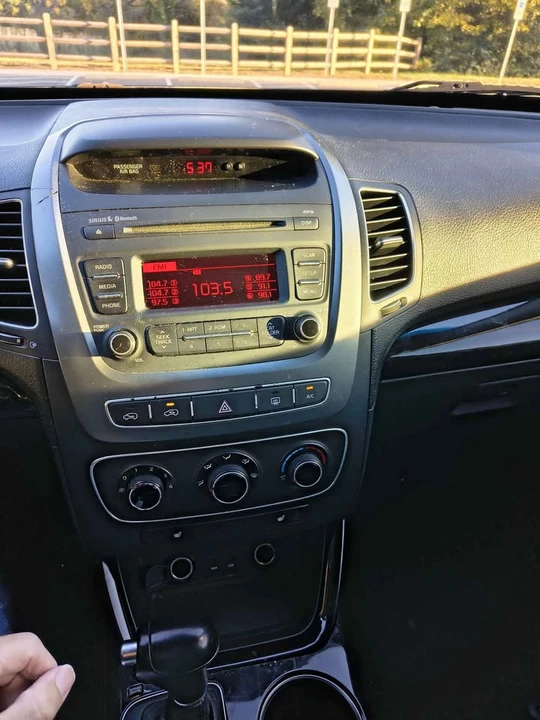 2015 Kia Sorento - Image 13 of 15