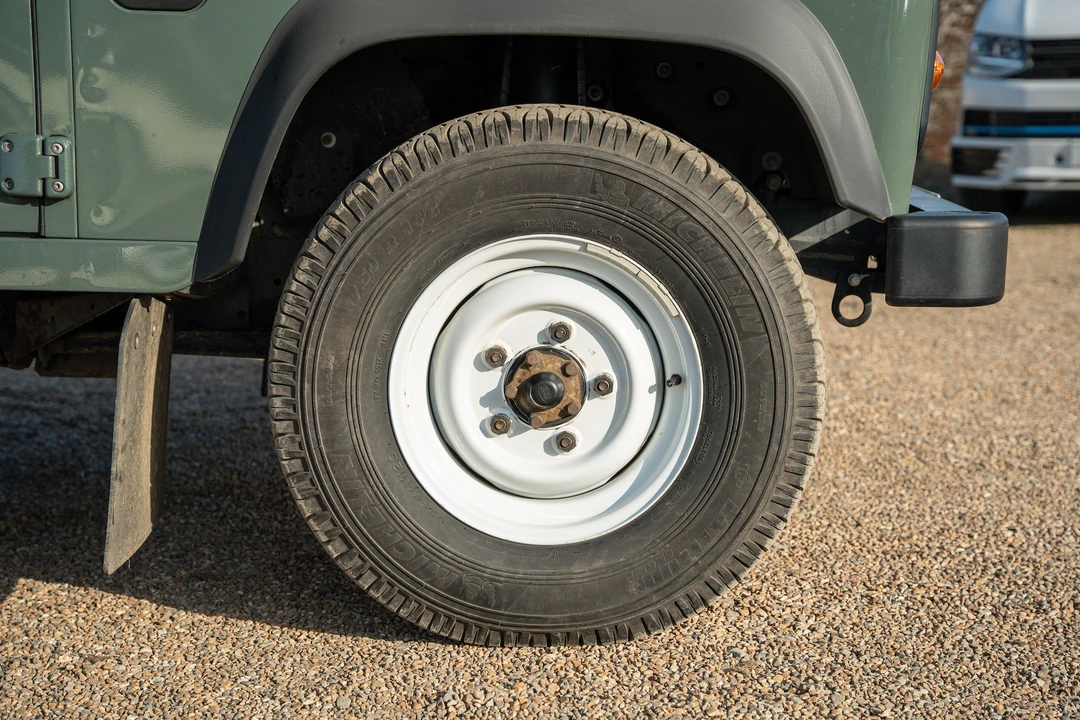 2015 Land Rover Defender 110 - Image 28 of 31
