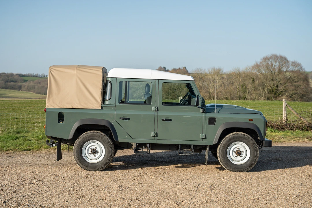 2015 Land Rover Defender 110 - Image 5 of 31