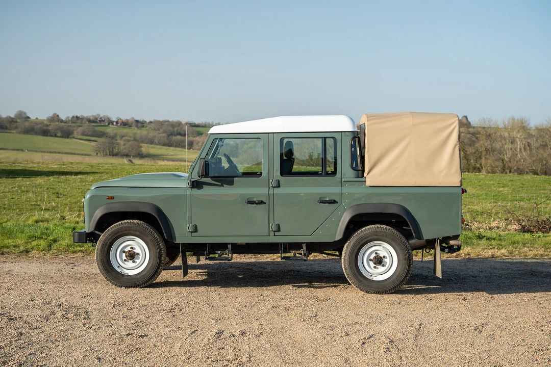 2015 Land Rover Defender 110 - Image 9 of 31