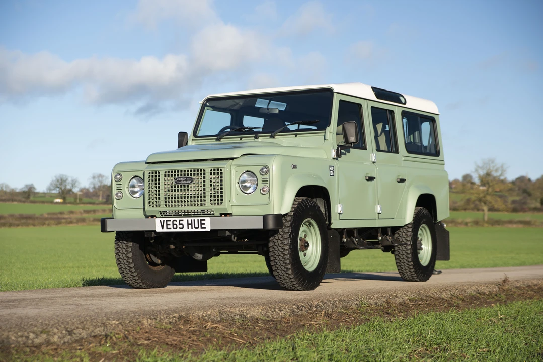 2015 Land Rover Defender 110 - Image 12 of 31