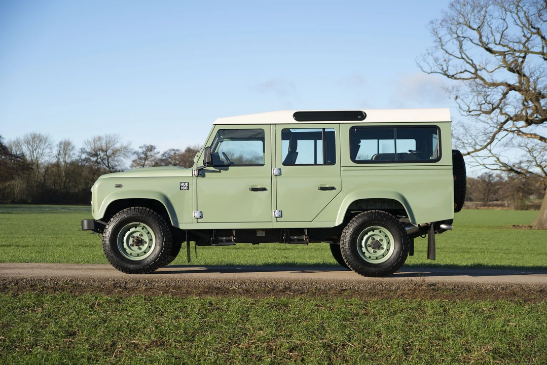 2015 Land Rover Defender 110 - Image 5 of 31