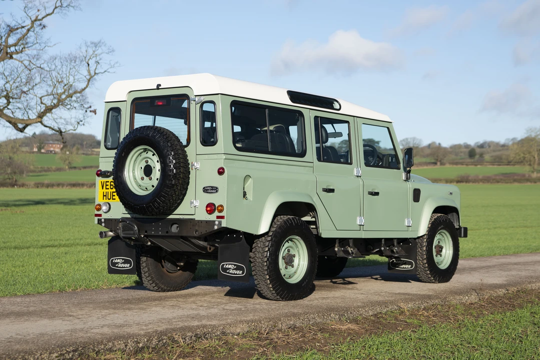 2015 Land Rover Defender 110 - Image 8 of 31