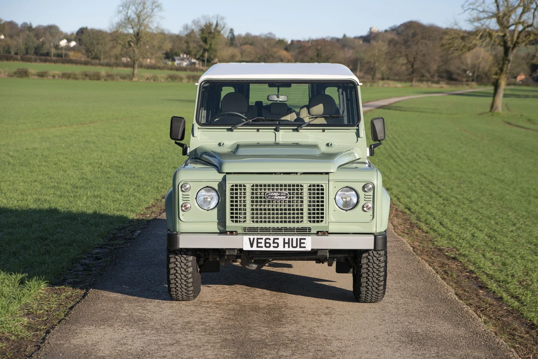 2015 Land Rover Defender 110 - Image 3 of 31