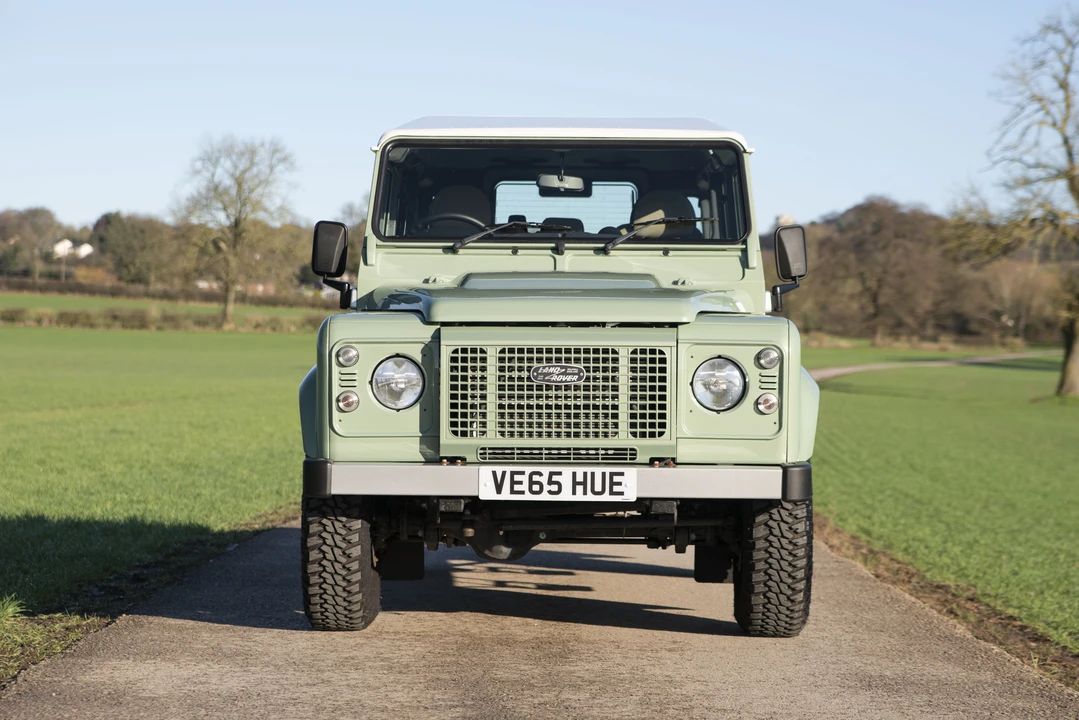 2015 Land Rover Defender 110 - Image 11 of 31
