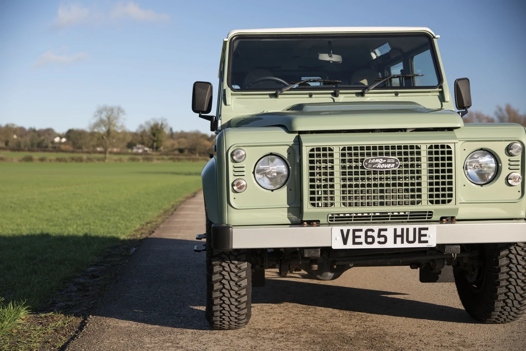 2015 Land Rover Defender 110 - Image 19 of 31
