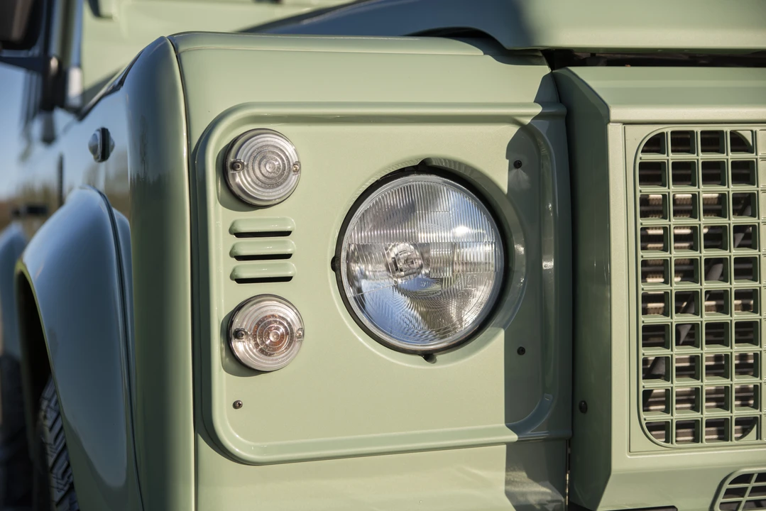 2015 Land Rover Defender 110 - Image 23 of 31