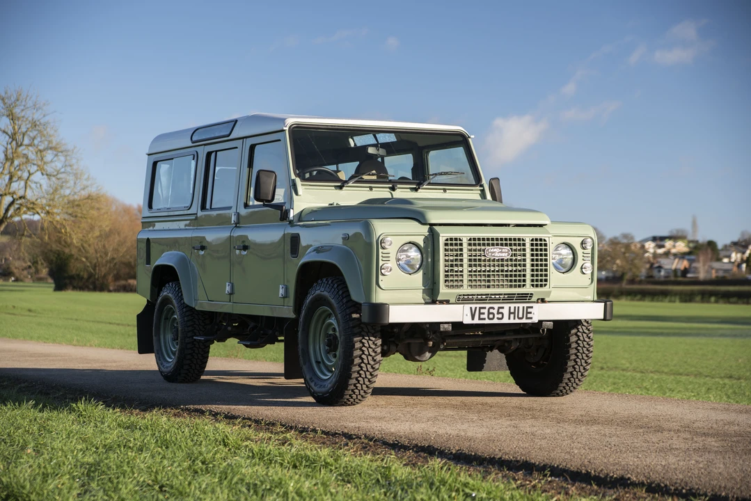 2015 Land Rover Defender 110 - Image 10 of 31