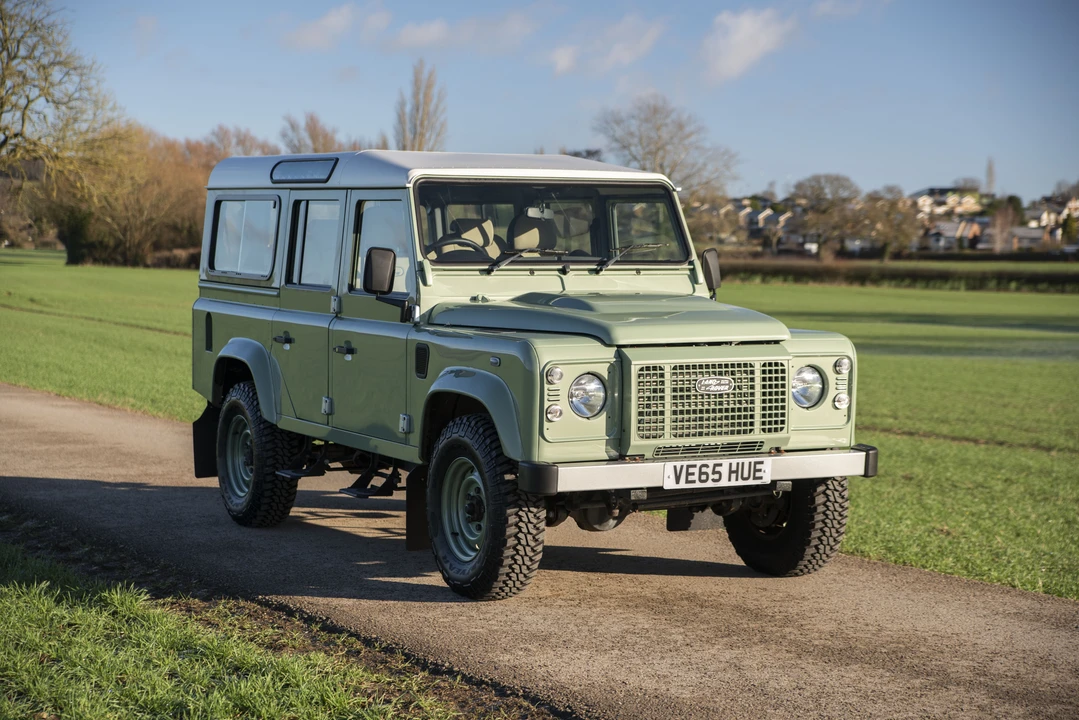 2015 Land Rover Defender 110 - Image 17 of 31