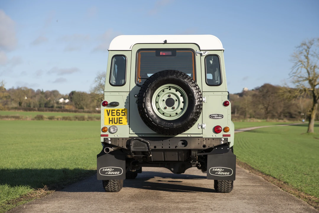 2015 Land Rover Defender 110 - Image 7 of 31