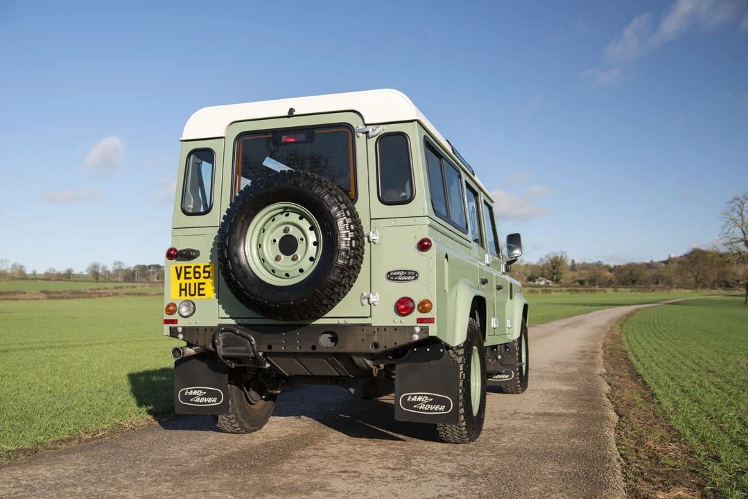2015 Land Rover Defender 110 - Image 15 of 31