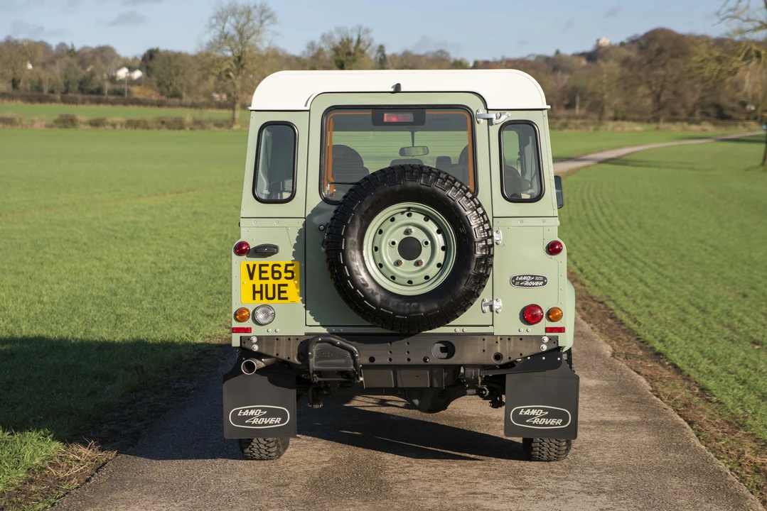 2015 Land Rover Defender 110 - Image 14 of 31