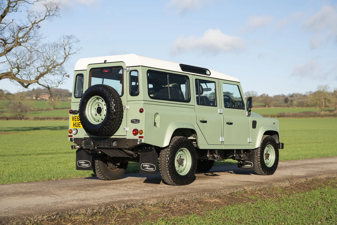 2015 Land Rover Defender 110 - Image 16 of 31