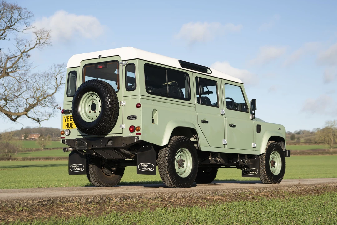 2015 Land Rover Defender 110 - Image 18 of 31