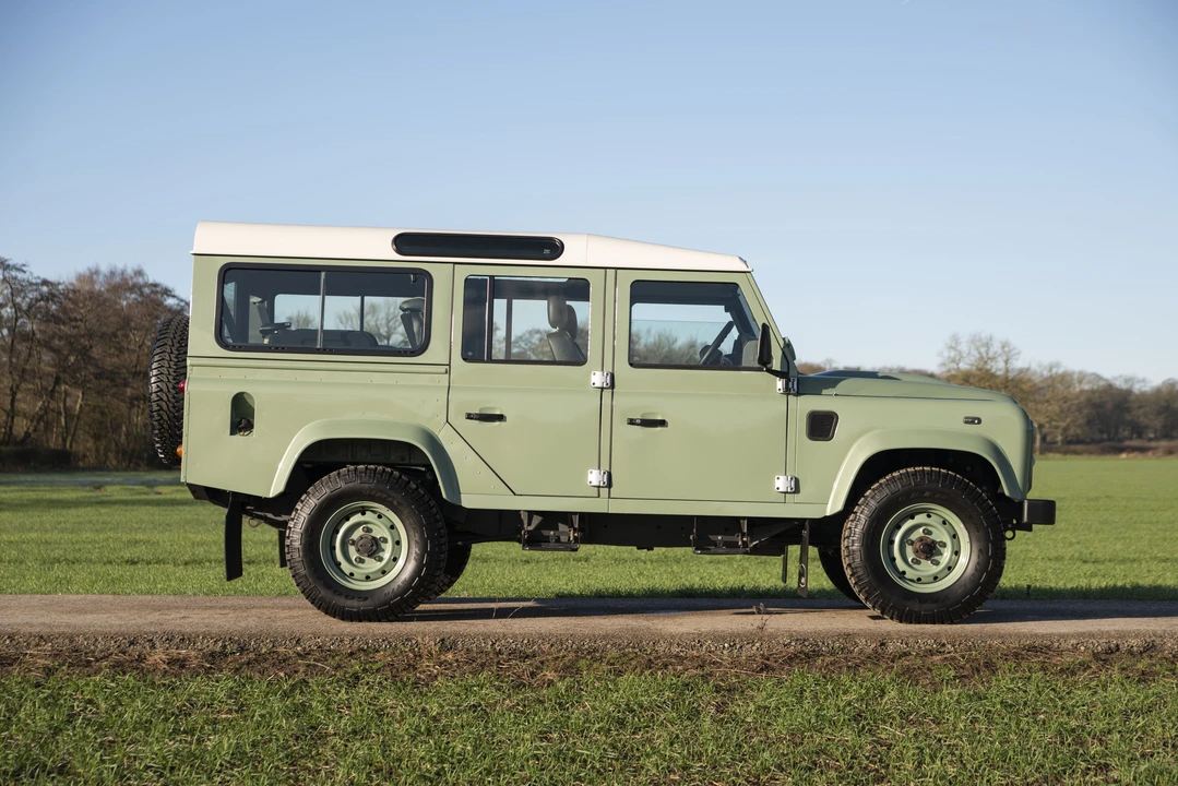 2015 Land Rover Defender 110 - Image 9 of 31