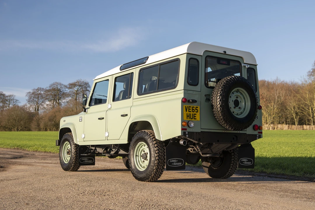 2015 Land Rover Defender 110 - Image 6 of 31