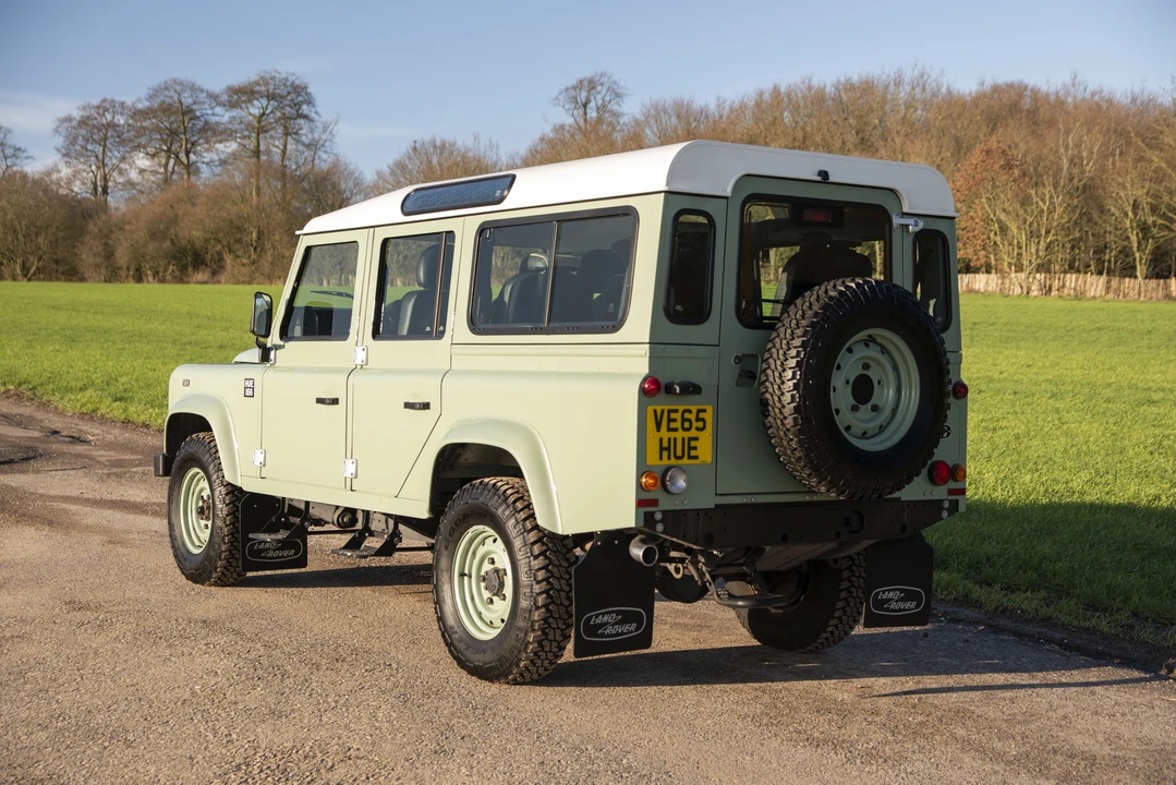 2015 Land Rover Defender 110 - Image 13 of 31