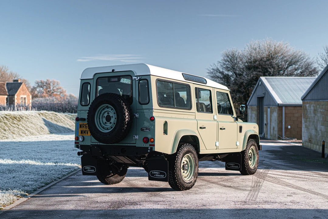 2015 Land Rover Defender 110 - Image 15 of 31