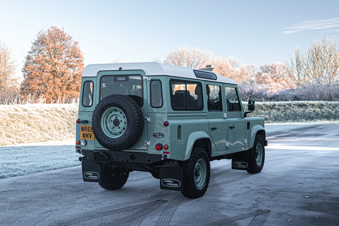 2015 Land Rover Defender 110 - Image 14 of 31
