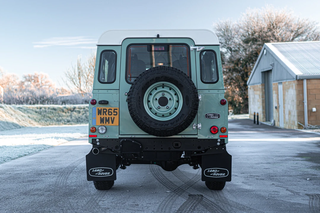 2015 Land Rover Defender 110 - Image 17 of 31