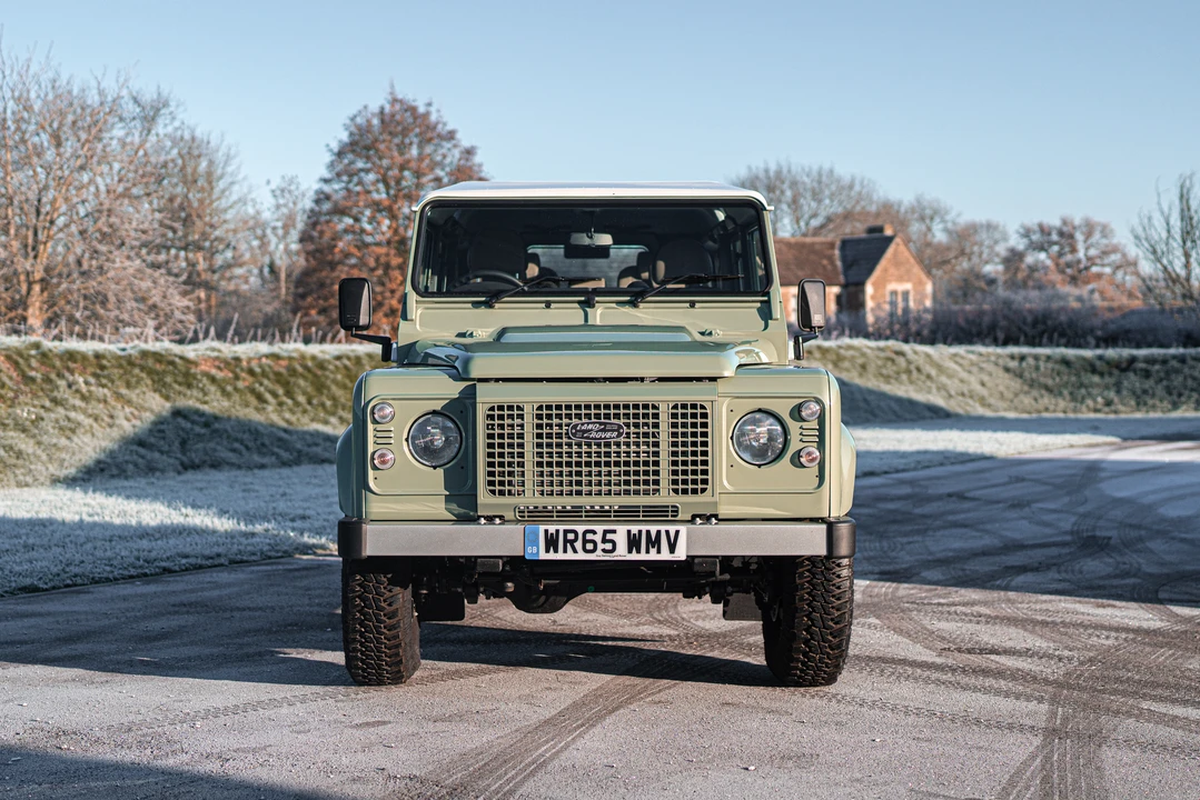 2015 Land Rover Defender 110 - Image 8 of 31