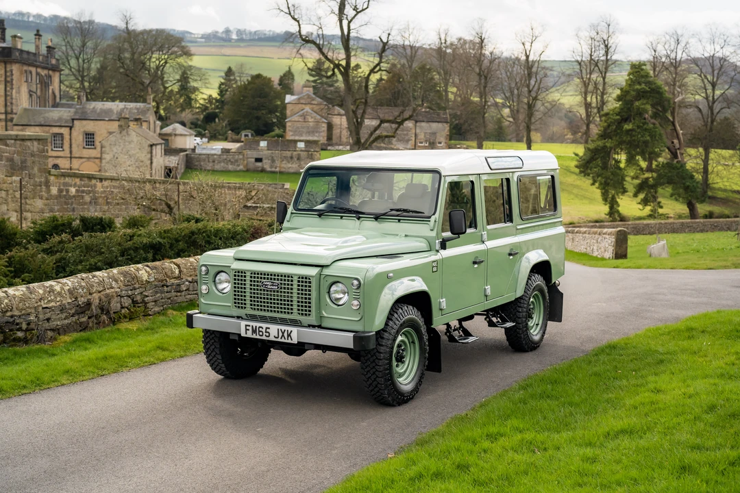 2015 Land Rover Defender 110 - Image 12 of 31