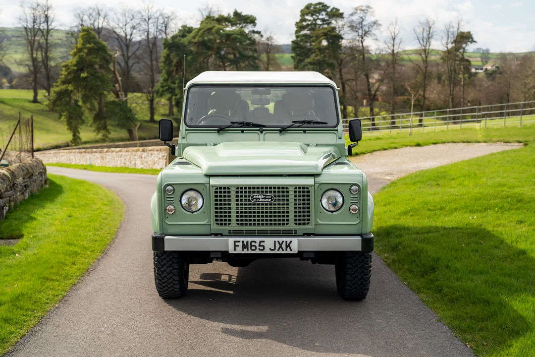 2015 Land Rover Defender 110 - Image 11 of 31