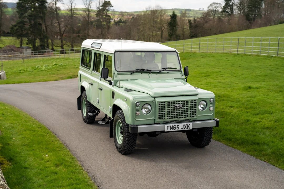 2015 Land Rover Defender 110 - Image 16 of 31