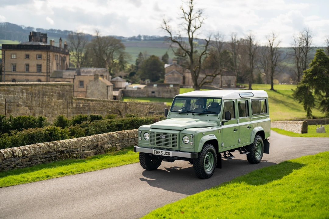 2015 Land Rover Defender 110 - Image 17 of 31