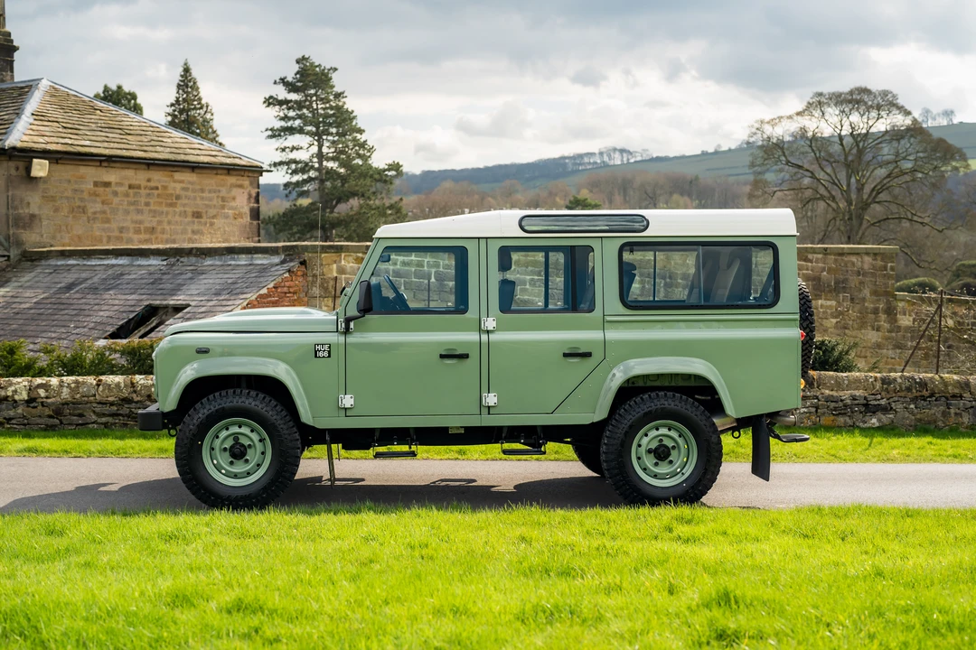 2015 Land Rover Defender 110 - Image 5 of 31