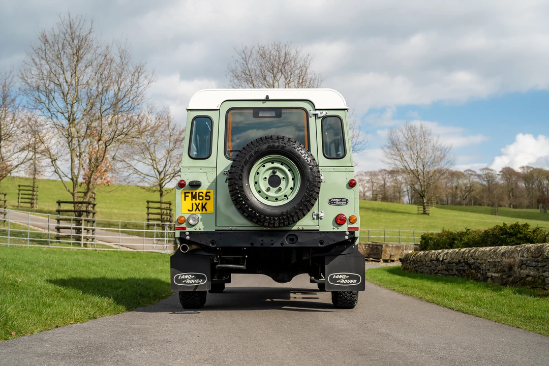 2015 Land Rover Defender 110 - Image 14 of 31