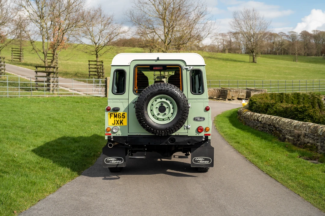 2015 Land Rover Defender 110 - Image 7 of 31