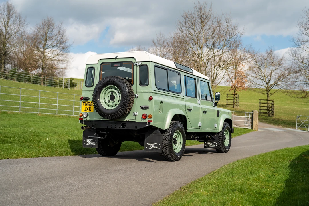 2015 Land Rover Defender 110 - Image 8 of 31
