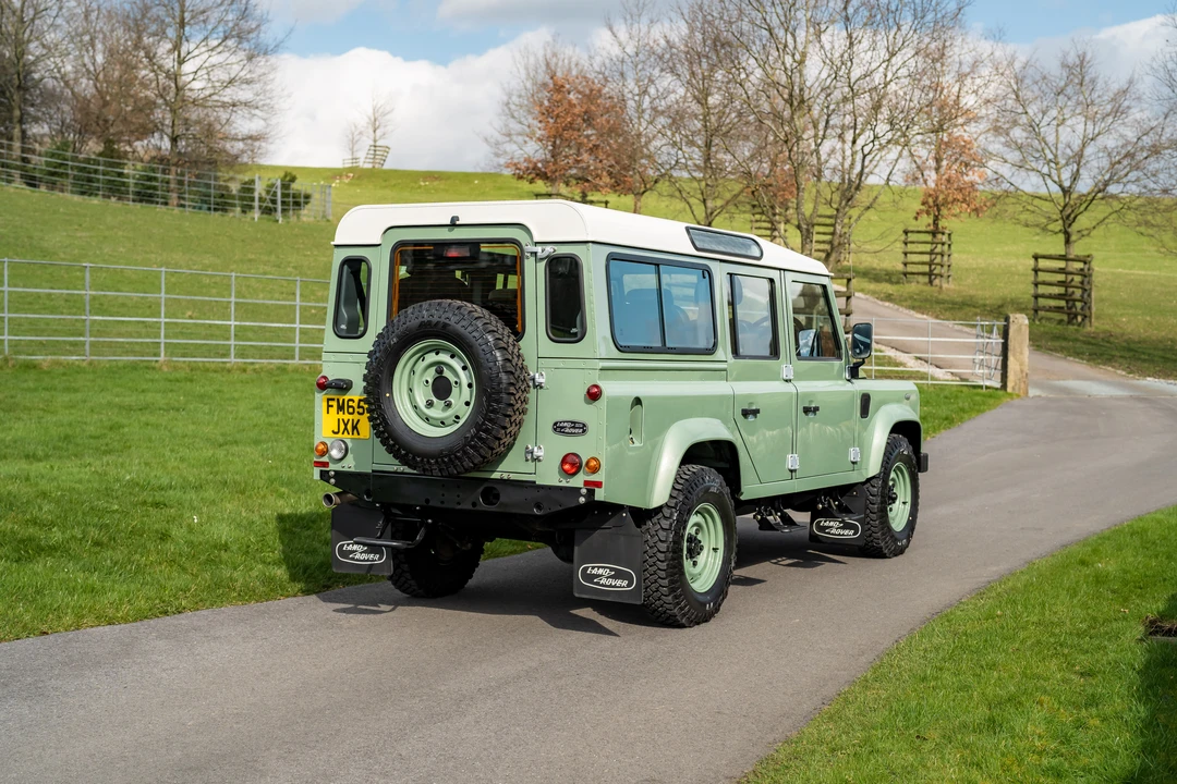 2015 Land Rover Defender 110 - Image 15 of 31