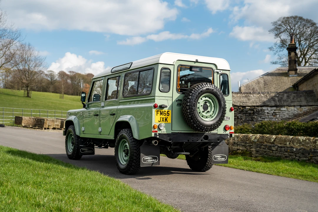 2015 Land Rover Defender 110 - Image 6 of 31