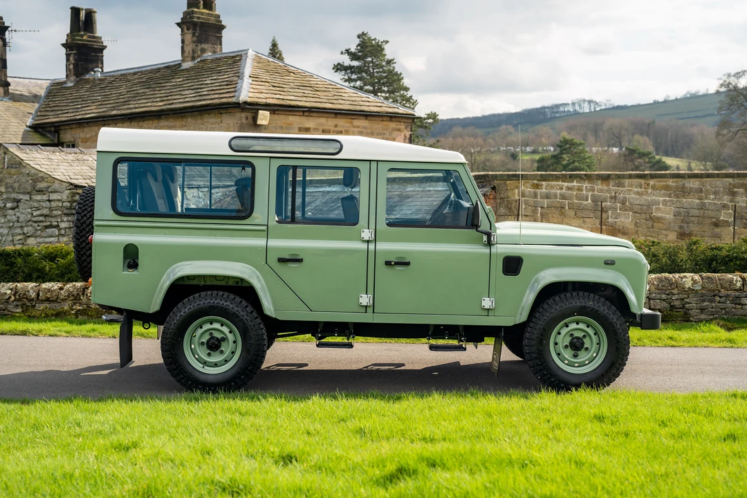 2015 Land Rover Defender 110 - Image 9 of 31