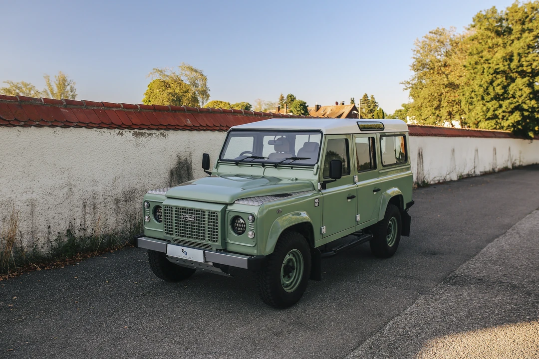2015 Land Rover Defender 110 - Image 17 of 31