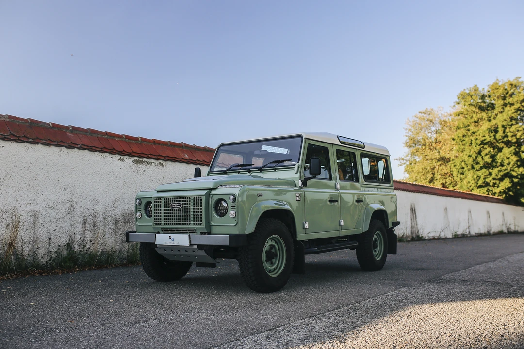 2015 Land Rover Defender 110 - Image 10 of 31