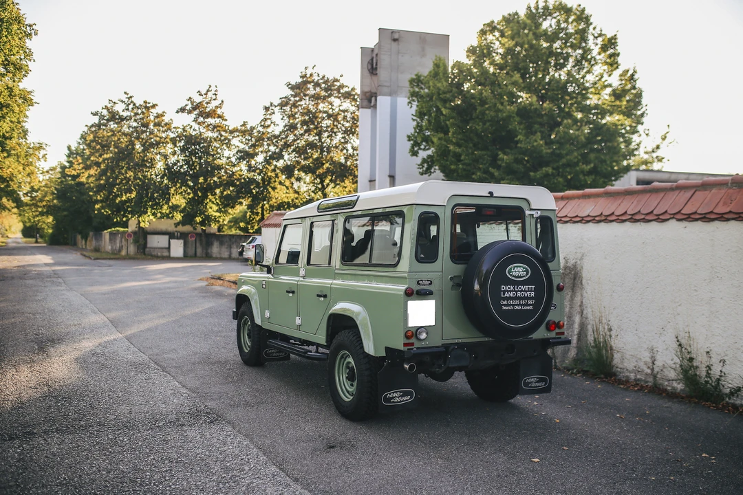2015 Land Rover Defender 110 - Image 5 of 31