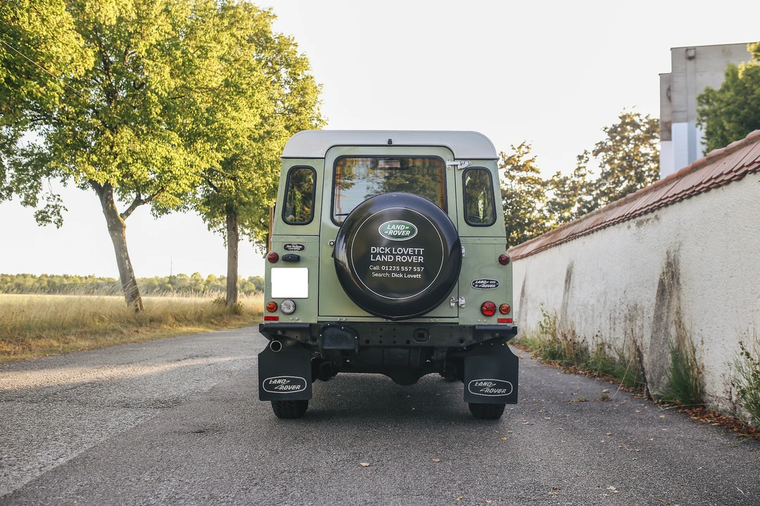 2015 Land Rover Defender 110 - Image 6 of 31