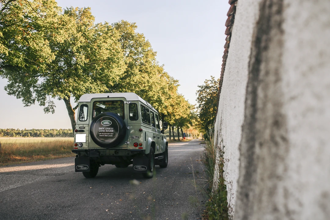 2015 Land Rover Defender 110 - Image 14 of 31
