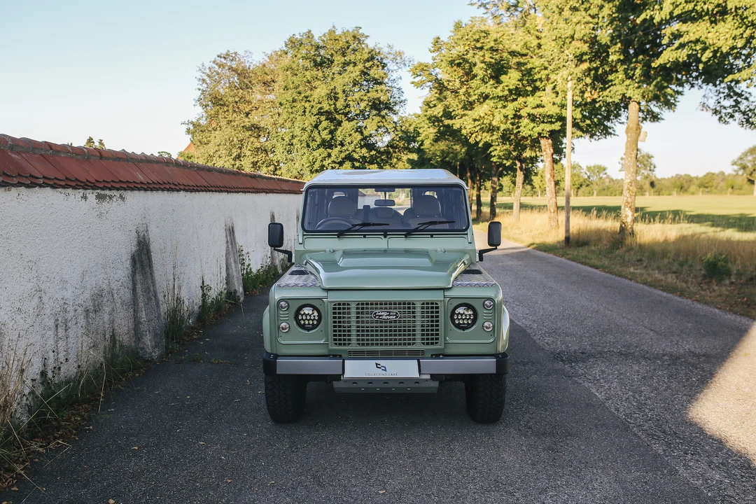 2015 Land Rover Defender 110 - Image 3 of 31